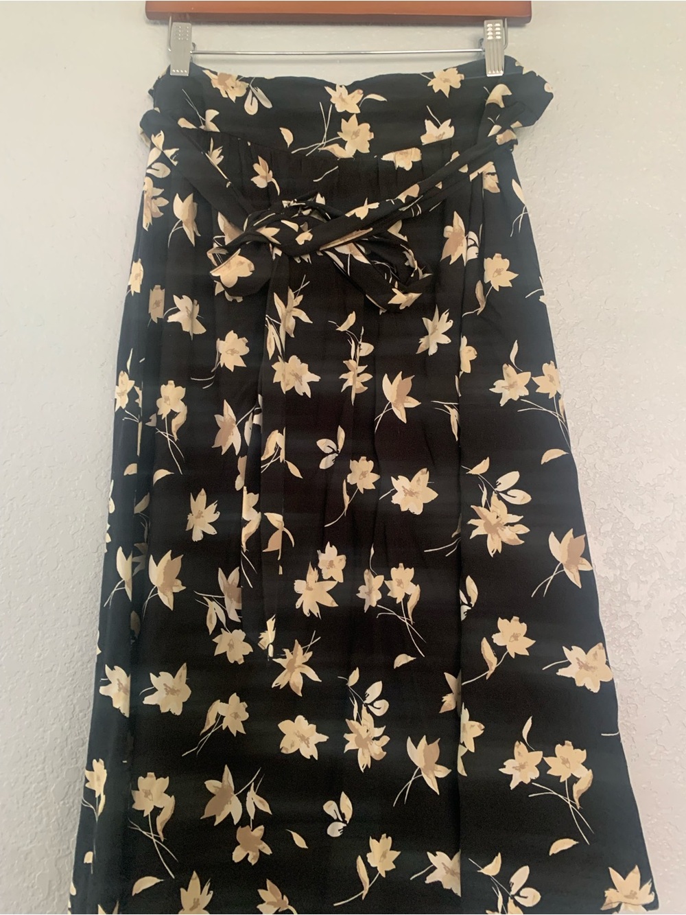 GAP Black Skirt with Cream Floral Print and Waist Tie